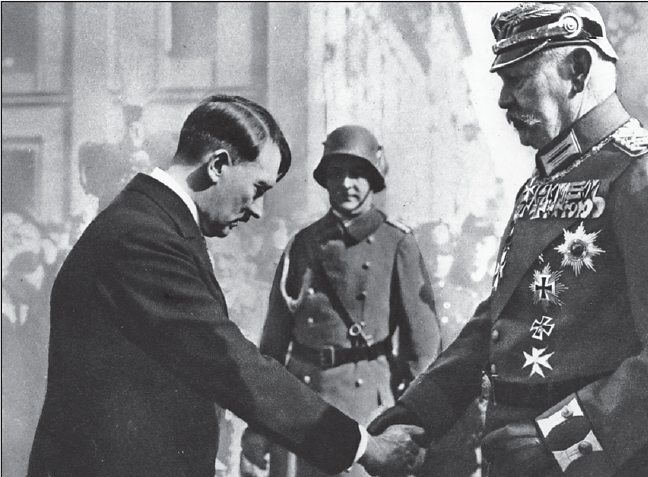 Adolf Hitler begrüßt Reichs präsident Paul von Hindenburg