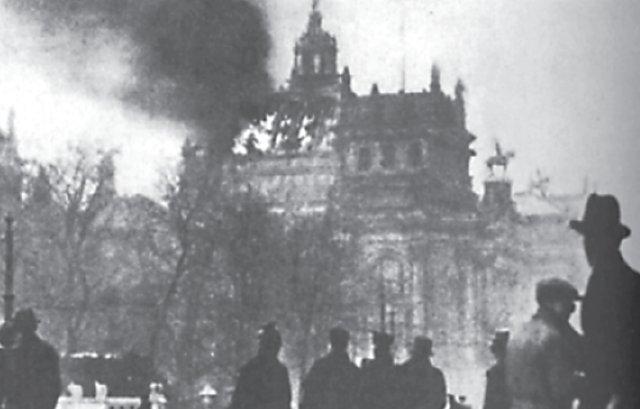 Schaulustige vor dem brennenden Reichstagsgebäude in Berlin am Morgen nach dem Brand am 28 . Februar 1933.