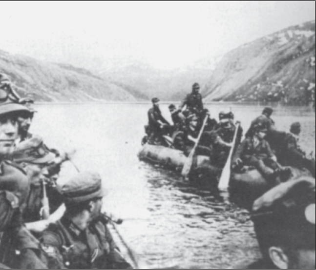 Deutsche Gebirgsjäger in einem Fjord in Nordnorwegen.