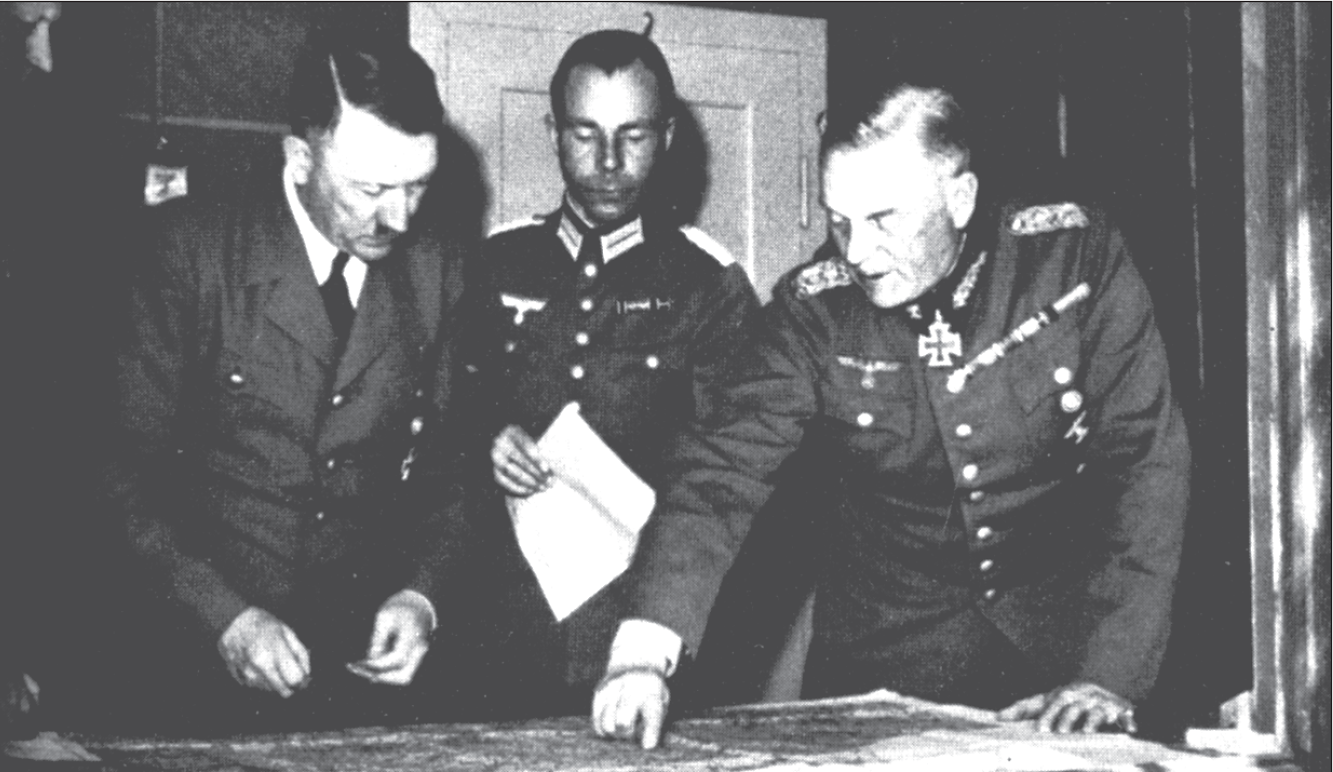 Hitler zusammen mit Major Deyhle und Keitel (ganz rechts) im Führerhauptquatier.