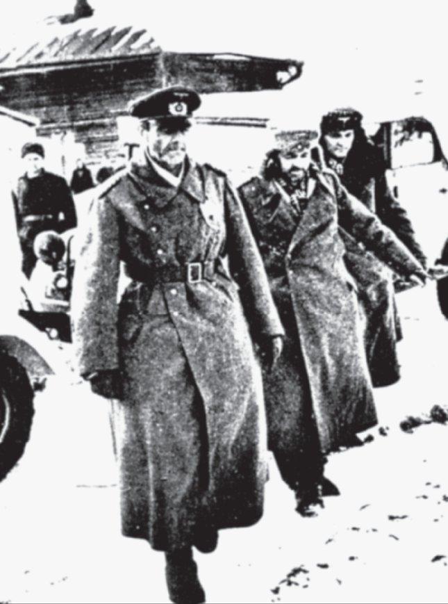Kapitulation der 6. Armee in Stalingrad – Generalfeldmarschall Friedrich Paulus (links) wird in die Gefangenschaft abgeführt.