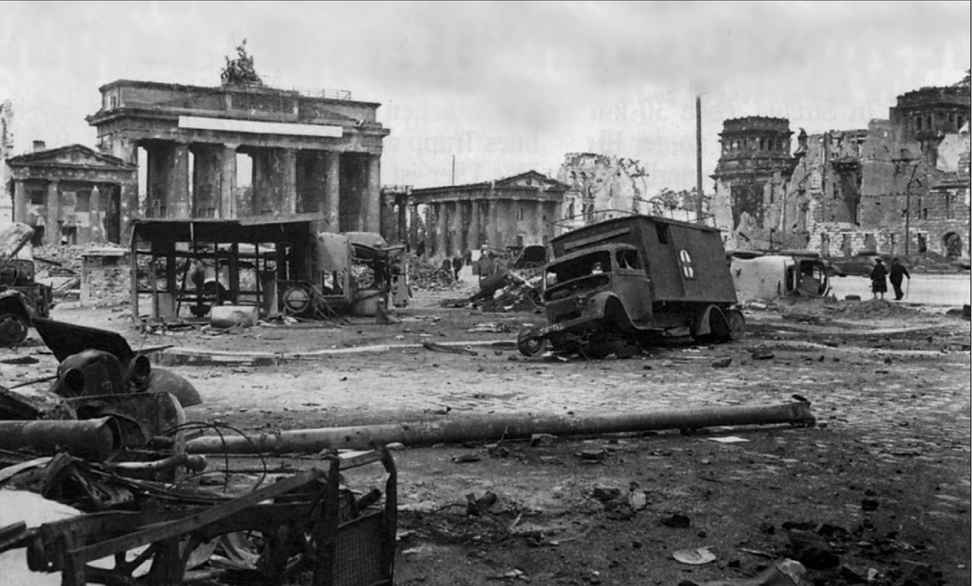 Deutschland in Trümmern. Das Brandenburger Tor in Berlin.