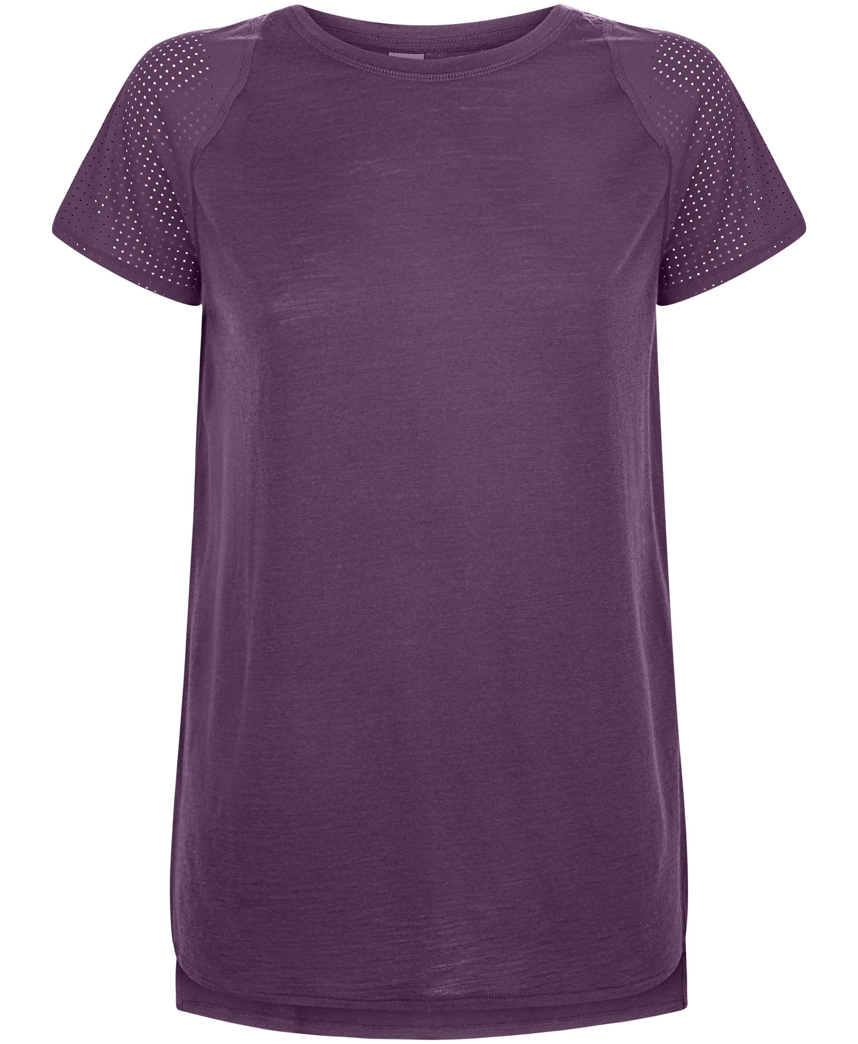 In our temperature-regulating hero fabric, this lightweight tee is made for running and sweaty workouts.