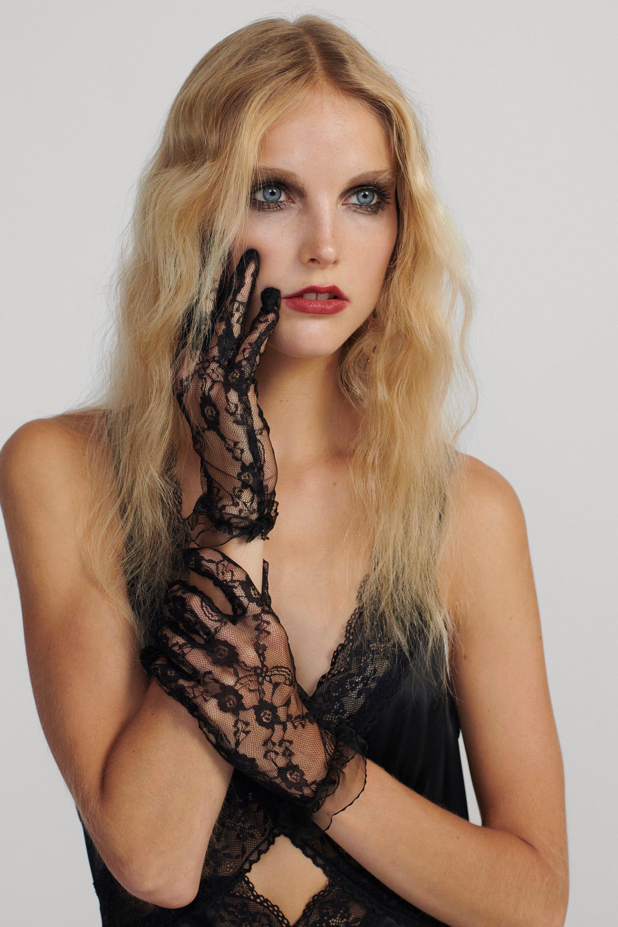 Womens In Safe Hands Lace Gloves - Black