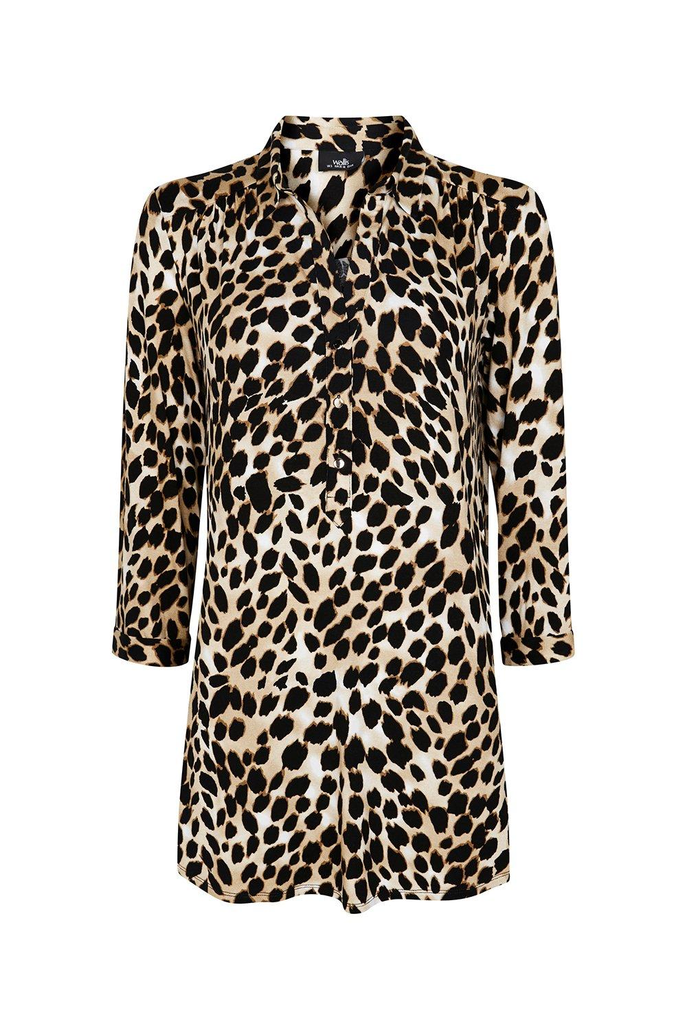 Get Instant Style With This On-Trend Animal Print Top. Animal Print Detailing Is A Must-Have For This Season, Whilst A Relaxed Fit And Versatile Design Will Have You Wearing This Top On-Repeat. Team With Black Skinny Jeans And Heels For The Perfect Evenin