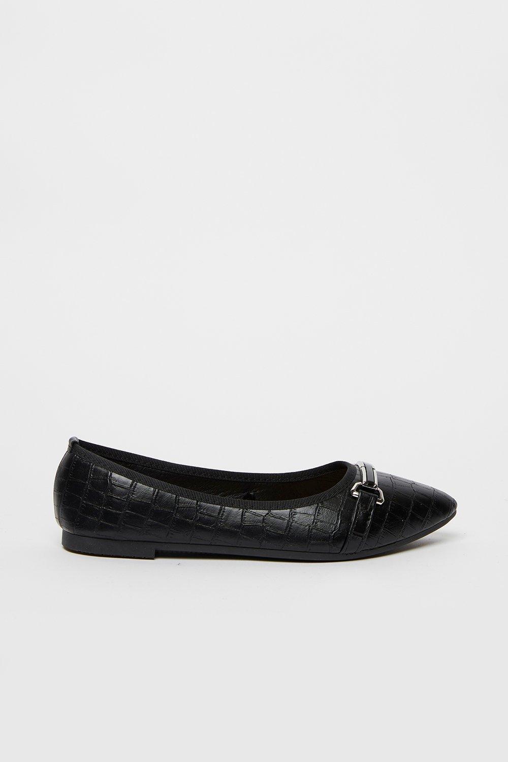 Refresh Your Wardrobe Staples With These Classic Black Flats. A Textured Finish, Metallic Feature Trim And Pointed Toe Keep These On-Trend, Whilst An Easy Slip On Design And Flat Heel Will Have You Wearing These On-Repeat.  Heel Height: 10Mm Ballet P