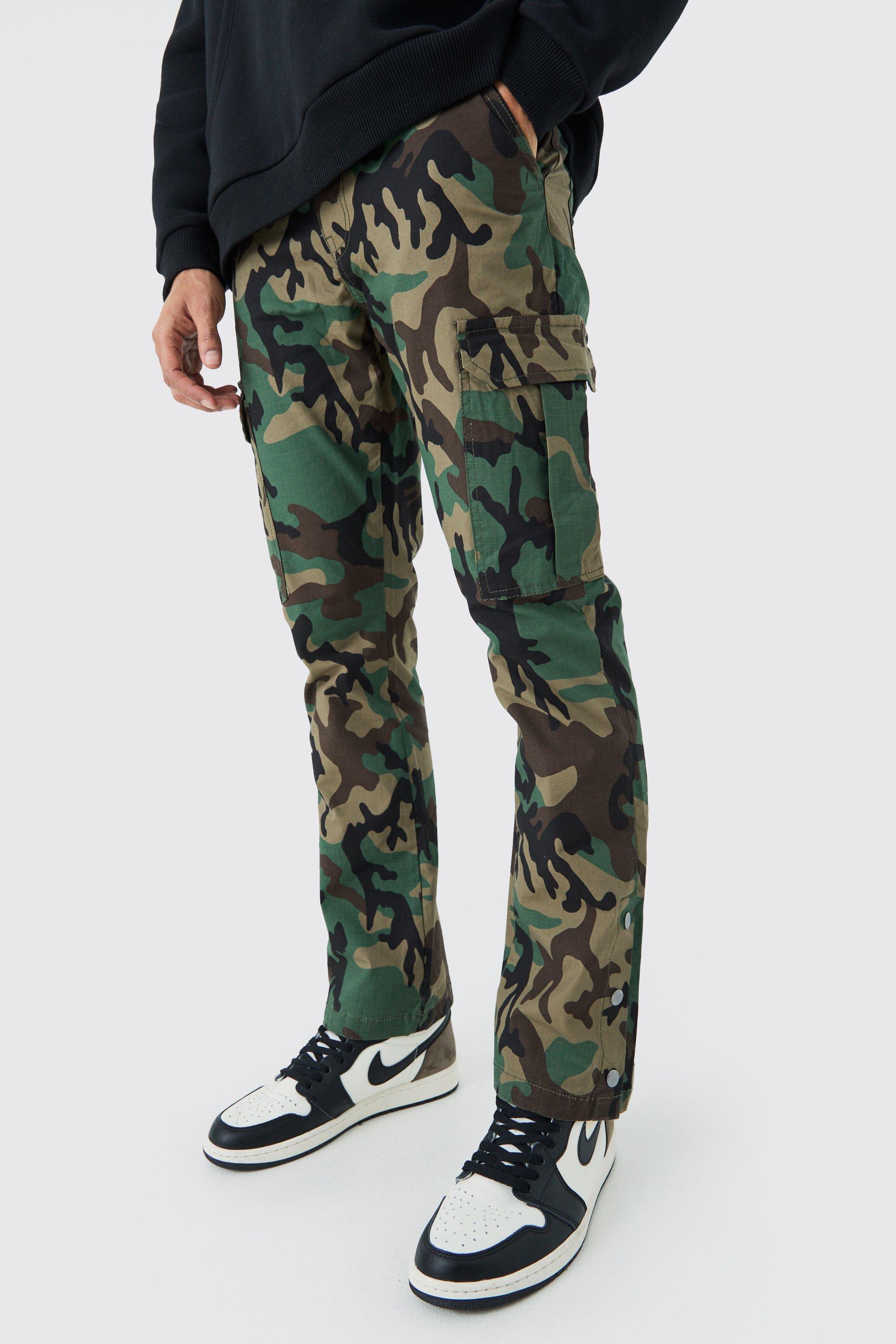 Image of Pantaloni Cargo Slim Fit a zampa in nylon ripstop in fantasia militare con bottoni a pressione sul fondo, Verde