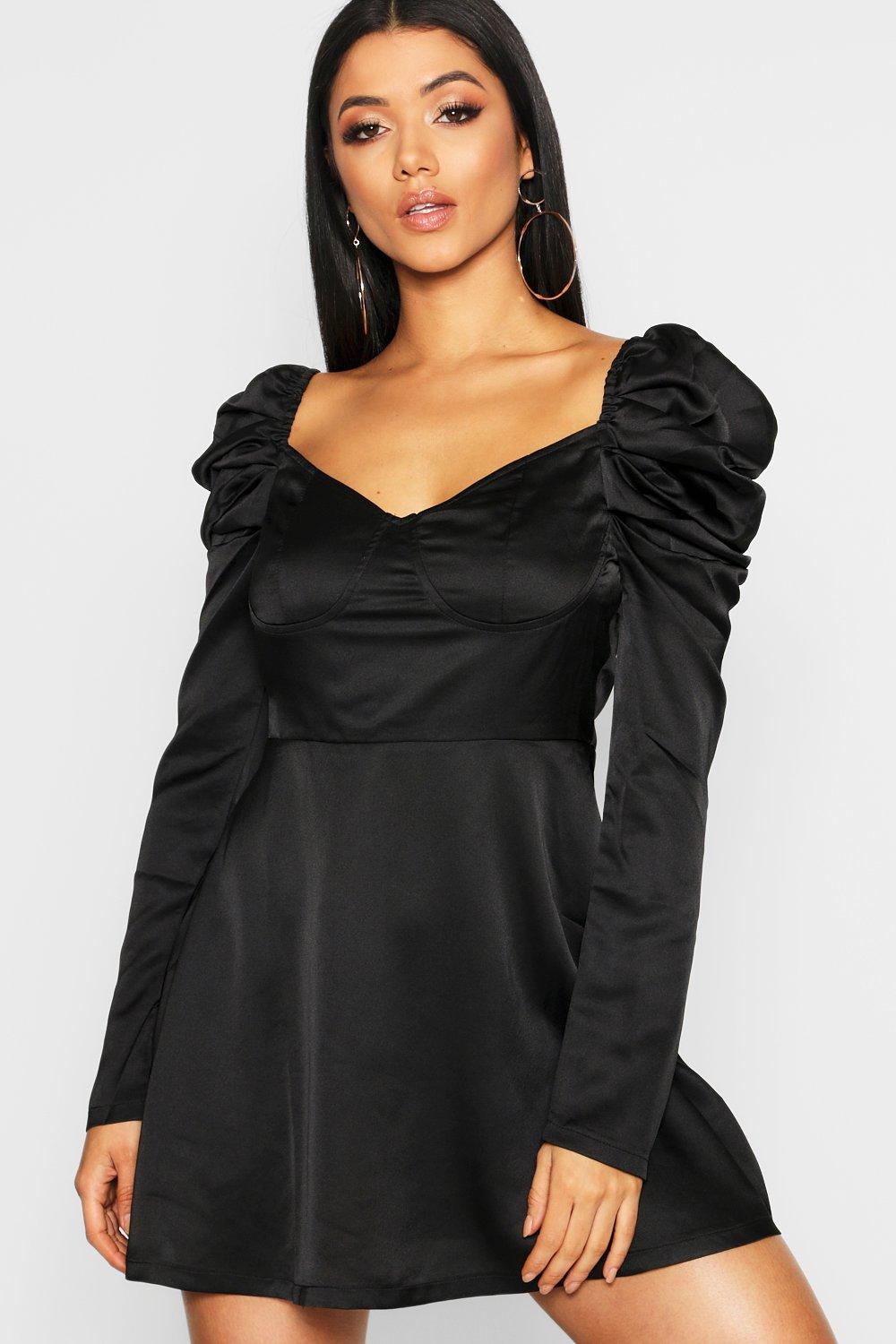 Черное атласное платье с длинным рукавом