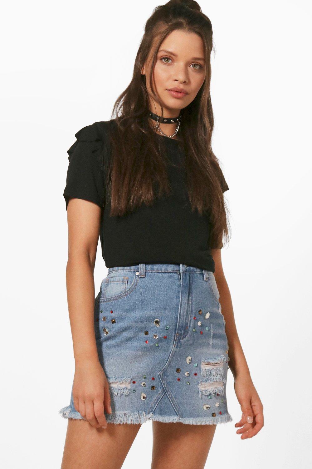 This is one of the cutest denim skirt outfits!