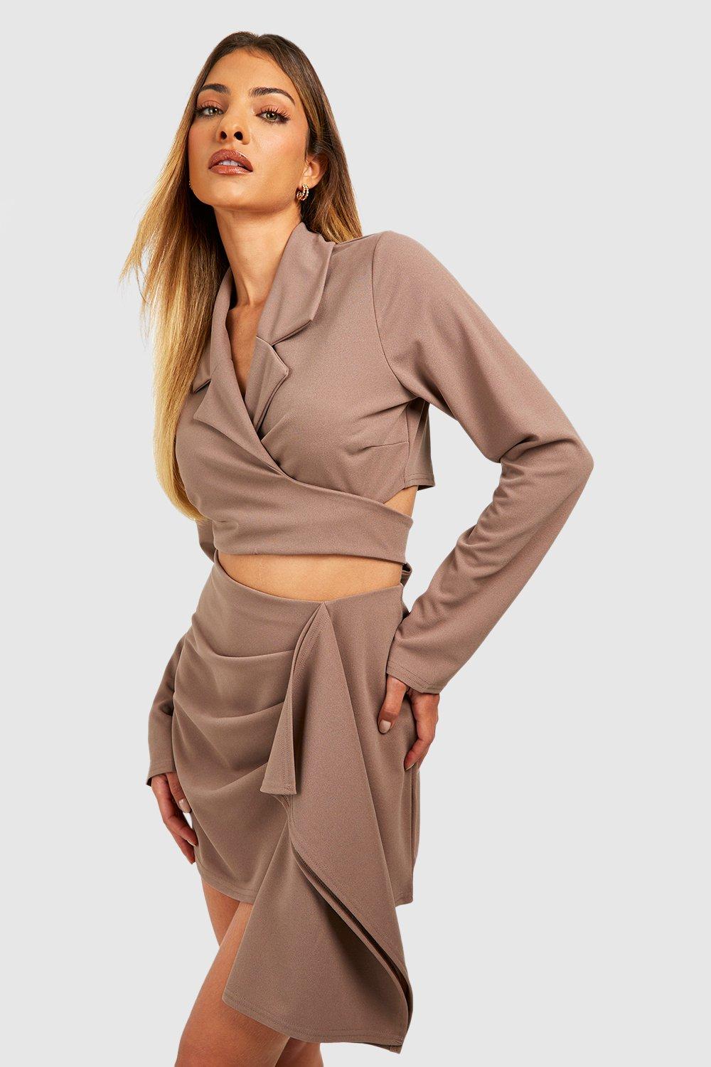 Boohoo Korte Crêpe Blazer Met Rug Strik, Mocha