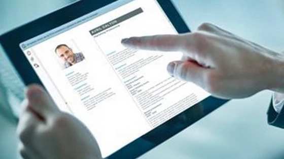 Das Bild eines Mitarbeiterprofils in der Anzeige auf einem Tablet