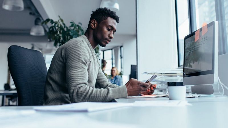 Office professional safe guarding data in hybrid workspaces