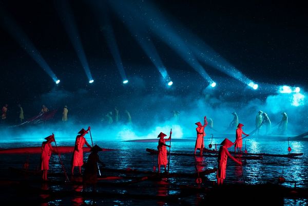 A light show on the River Li. People stand on boats in the river, while bright spotlights light the scene. Taken by Joel Santos on a Canon EOS 5D Mark IV.