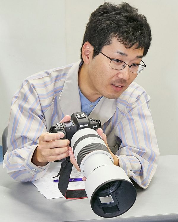 Mr Okuda holding a Canon EOS R with RF 70-200mm F2.8L IS USM lens.