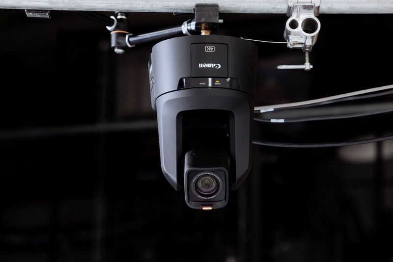 Ein Canon RC-IP1000 PTZ-Controller vor einem schwarzen Hintergrund.