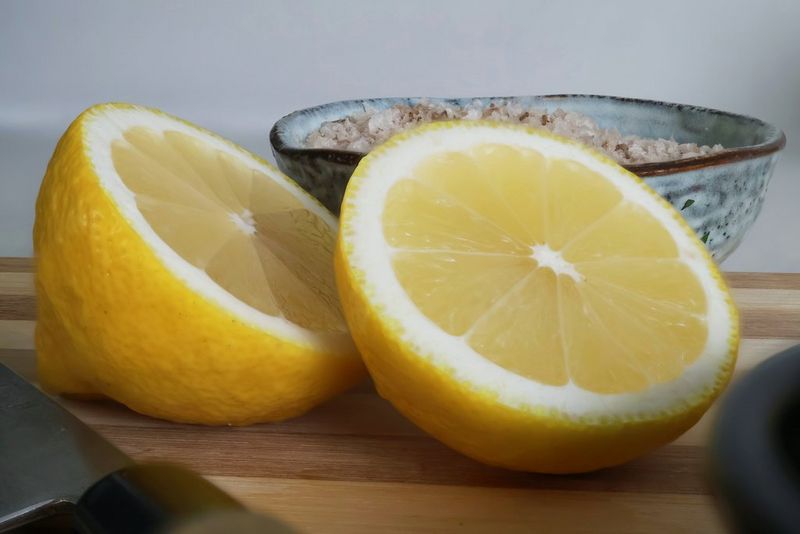 A close-up image of a lemon cut in half. The focus bracketing feature on the Canon EOS R50 has ensured that the entire image is in sharp focus. 