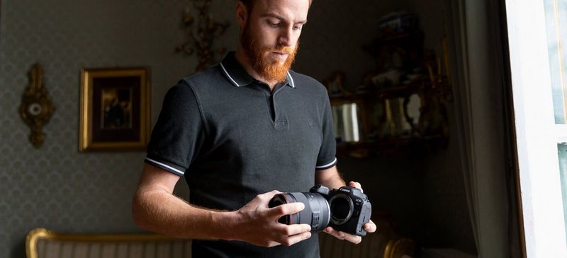 Javier Cortes holding a Canon EOS R6 camera