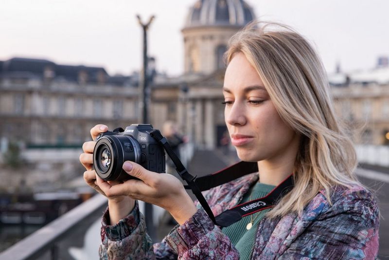 CANON EOS R8 HYBRIDE - Équilibre Parfait entre Qualité et Performance