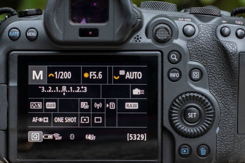 The touchscreen of a Canon EOS R6 showing Manual mode settings. 