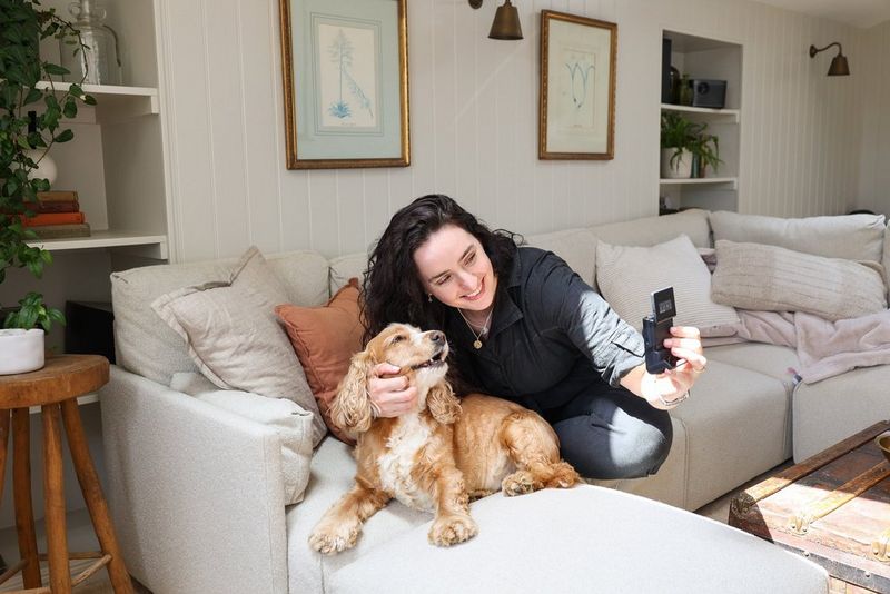 A vlogger de comida vegan e estilo de vida Madeleine Olivia filma-se a si mesma e ao seu cão com uma Canon PowerShot V10.