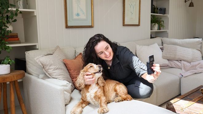 Madeleine Olivia, som driver en vlogg om vegansk mat og livsstil, filmer seg selv og hunden sin med et Canon PowerShot V10.