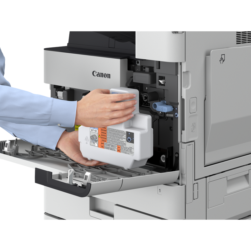 Man haalt toner uit gereviseerde multifunctional