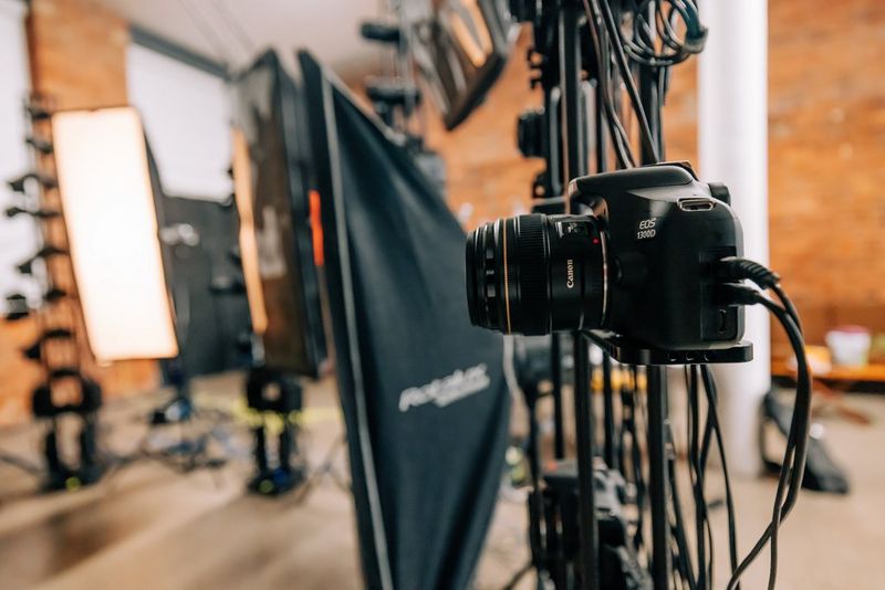 A close-up of a Canon EOS 1300D camera on a rig in a 3D photogrammetry studio. 