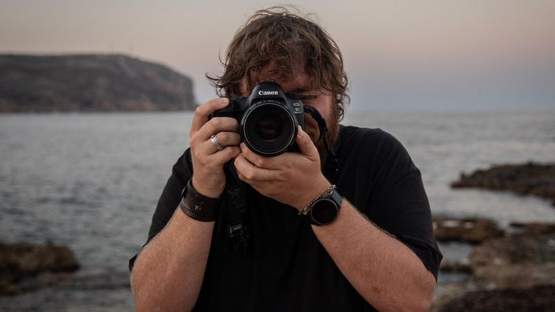 Canon Ambassador Santi Palacios holding a Canon camera.