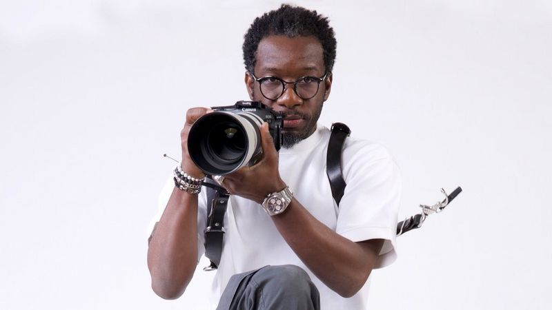 Canon Ambassador Seibou Traoré holding a Canon camera.