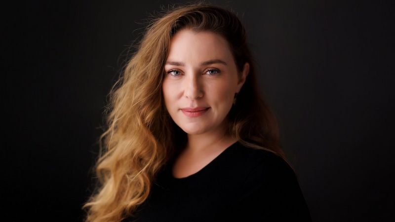 A headshot of Canon Ambassador Tanya Aizikovich.