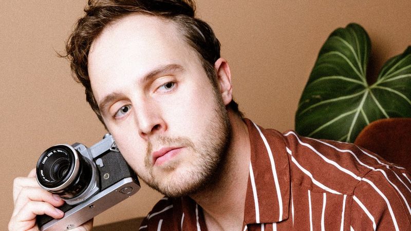  A headshot of Canon Ambassador Tristan Schäfer holding a Canon camera.