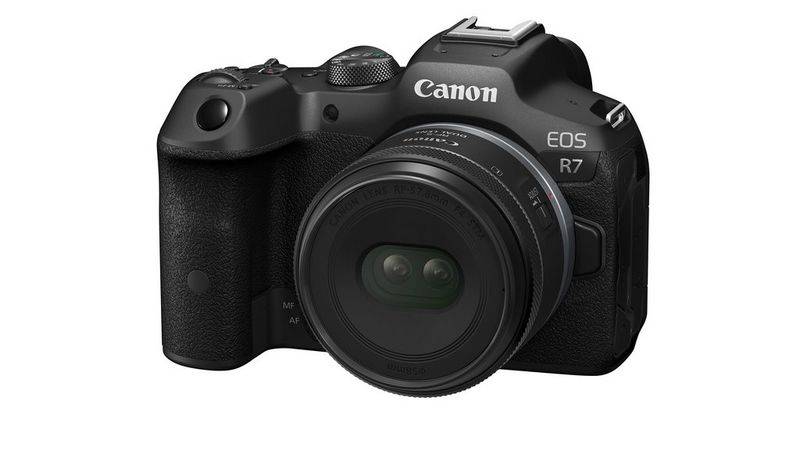 RF-S 7.8mm F4 STM DUAL DA-with-EOS-R7-Slant-Extra_660x372