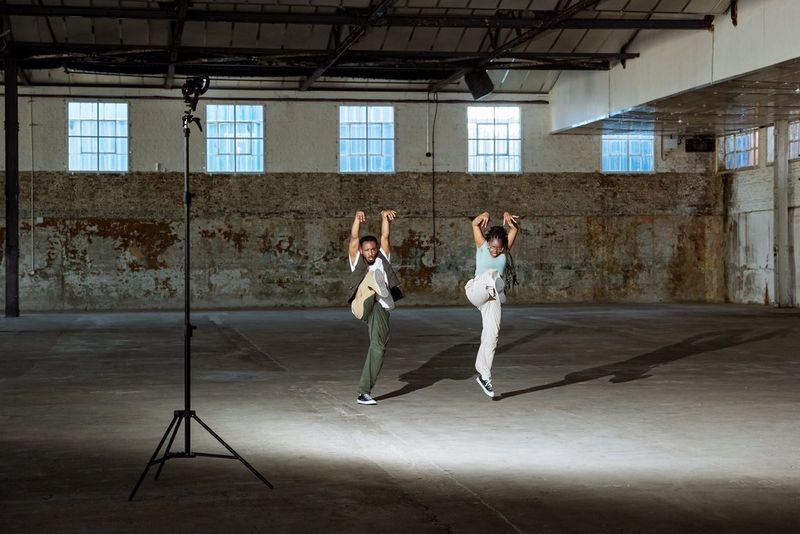 Two urban dancers photographed mid-routine by David Newton and lit by a single Speedlite EL-5 positioned at a 45° angle just a metre or two away from them.