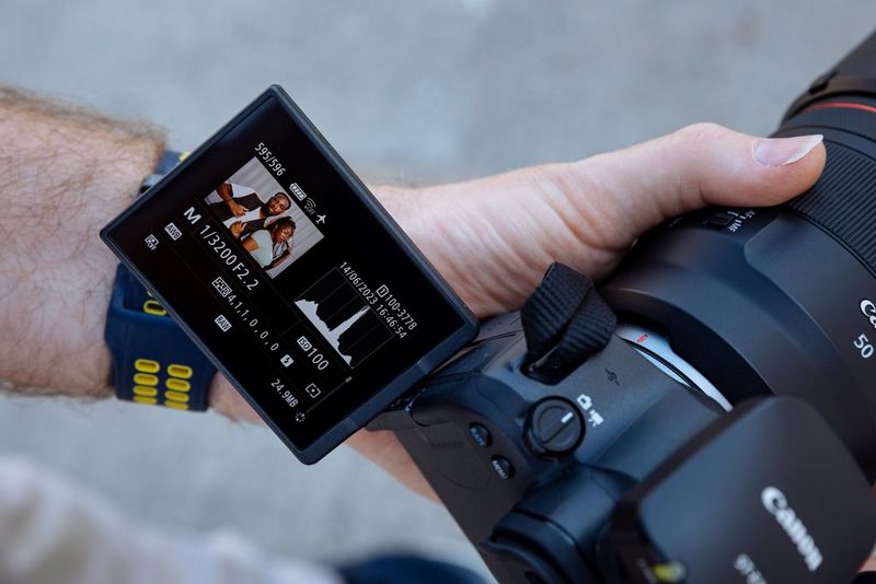 A close-up of the settings David used to capture a portrait of two dancers, the flash set to control the light from the sun.