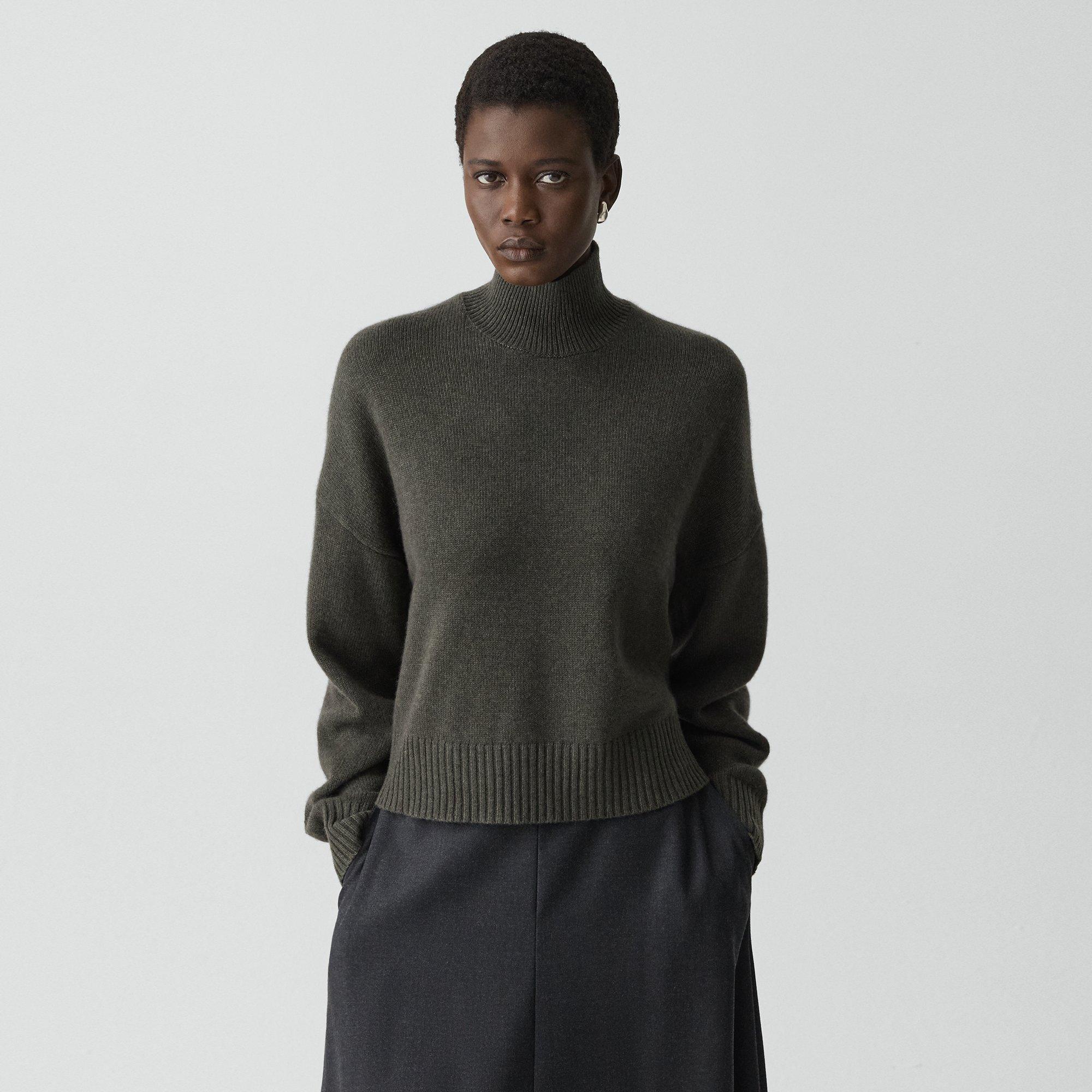 Theory Cropped Turtleneck In Cashmere In Green