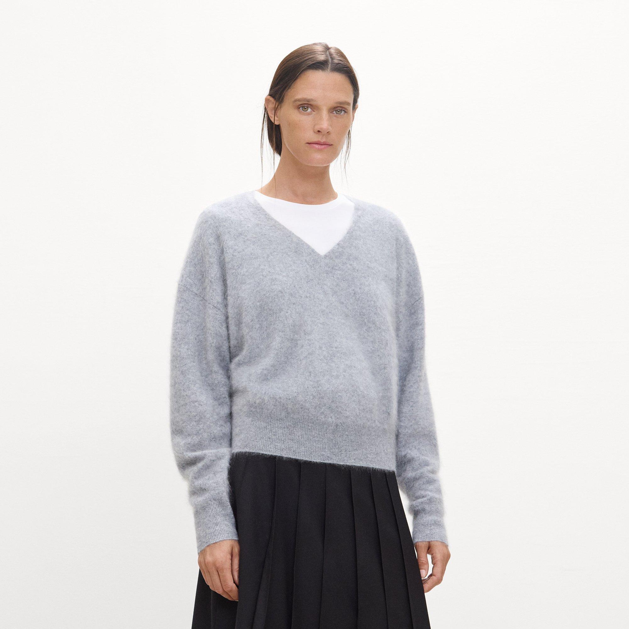 Theory Relaxed V-neck Sweater In Airy Cashmere In Husky
