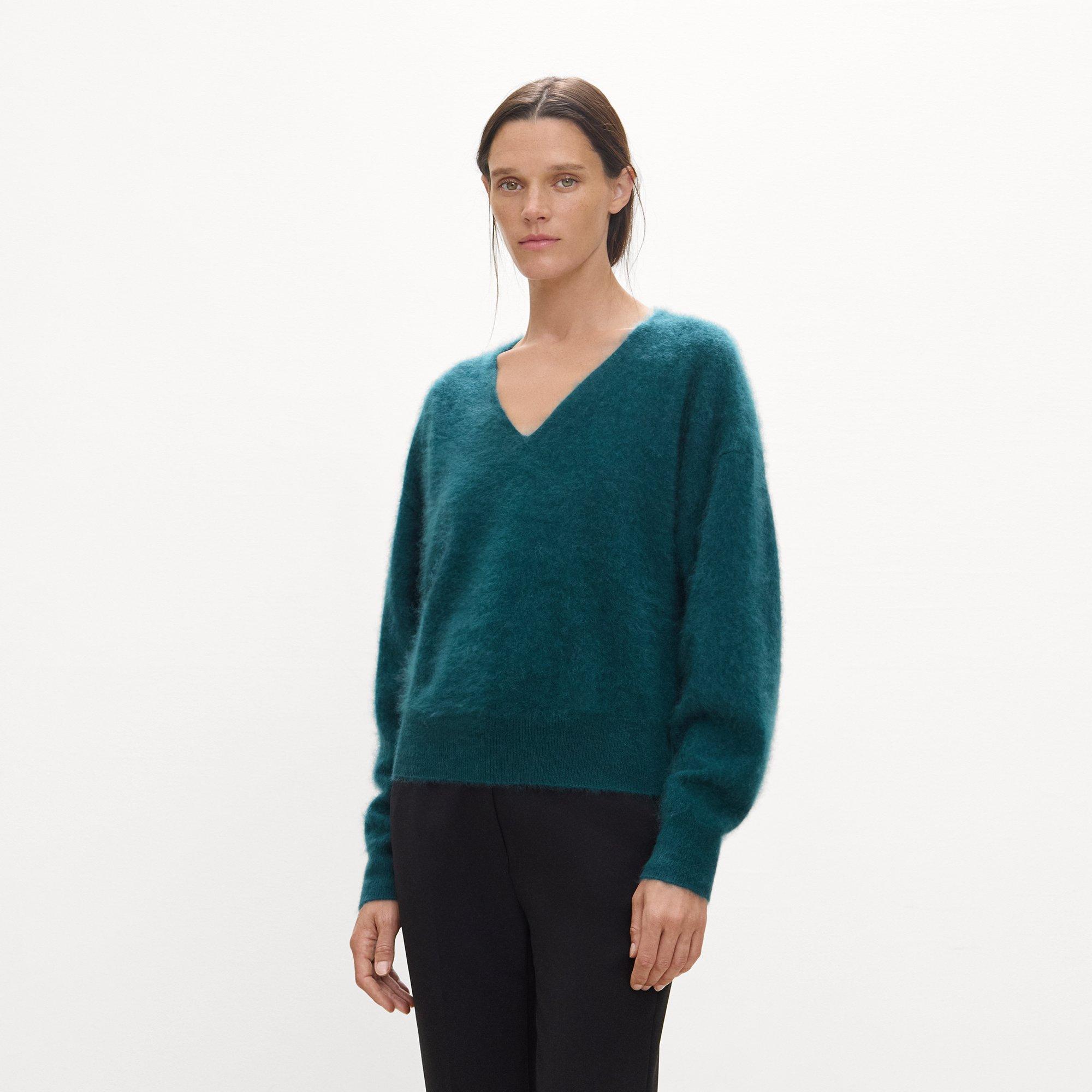 Theory Relaxed V-neck Sweater In Airy Cashmere In Green