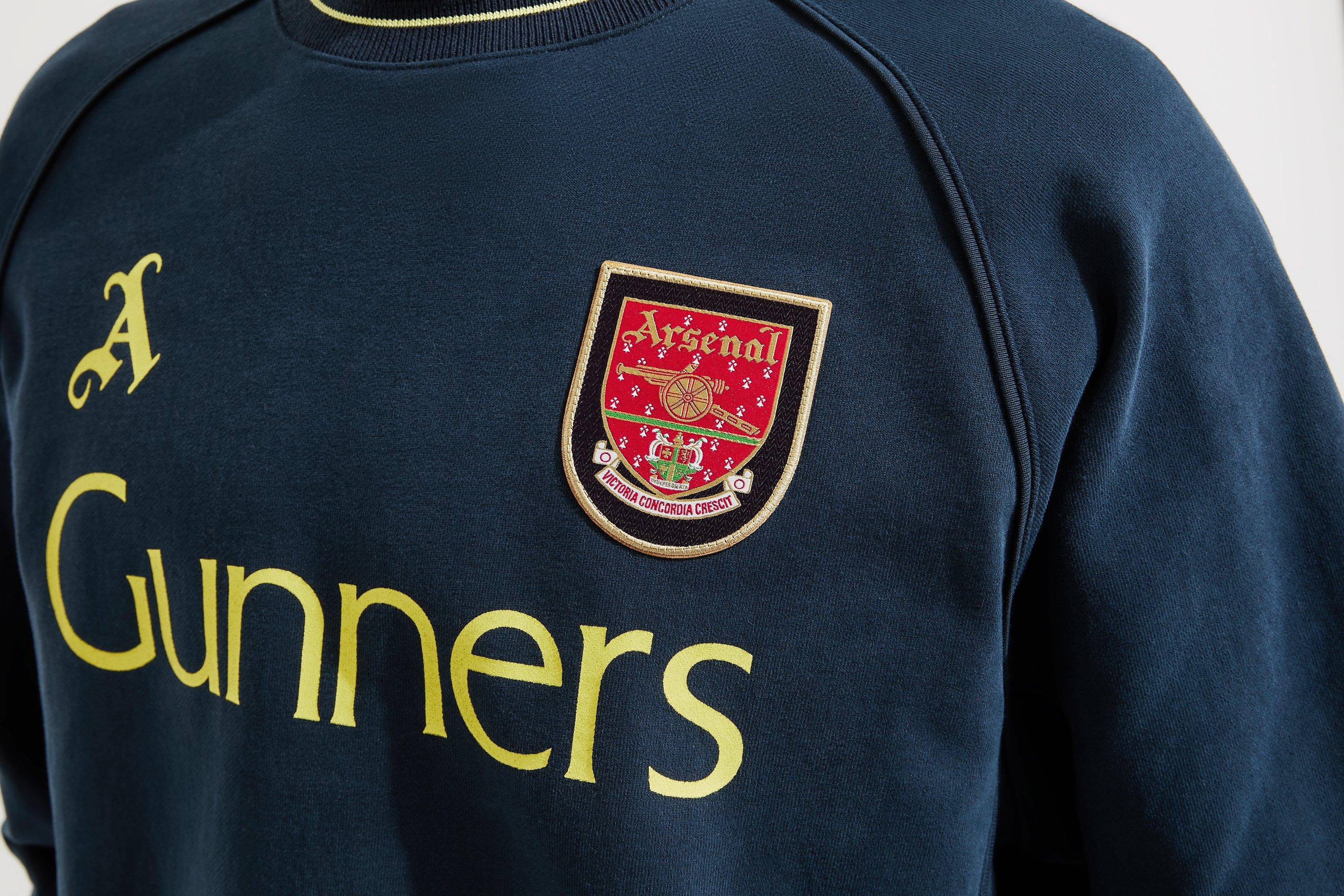 Arsenal Unisex Retro Crest Sweatshirt in Navy