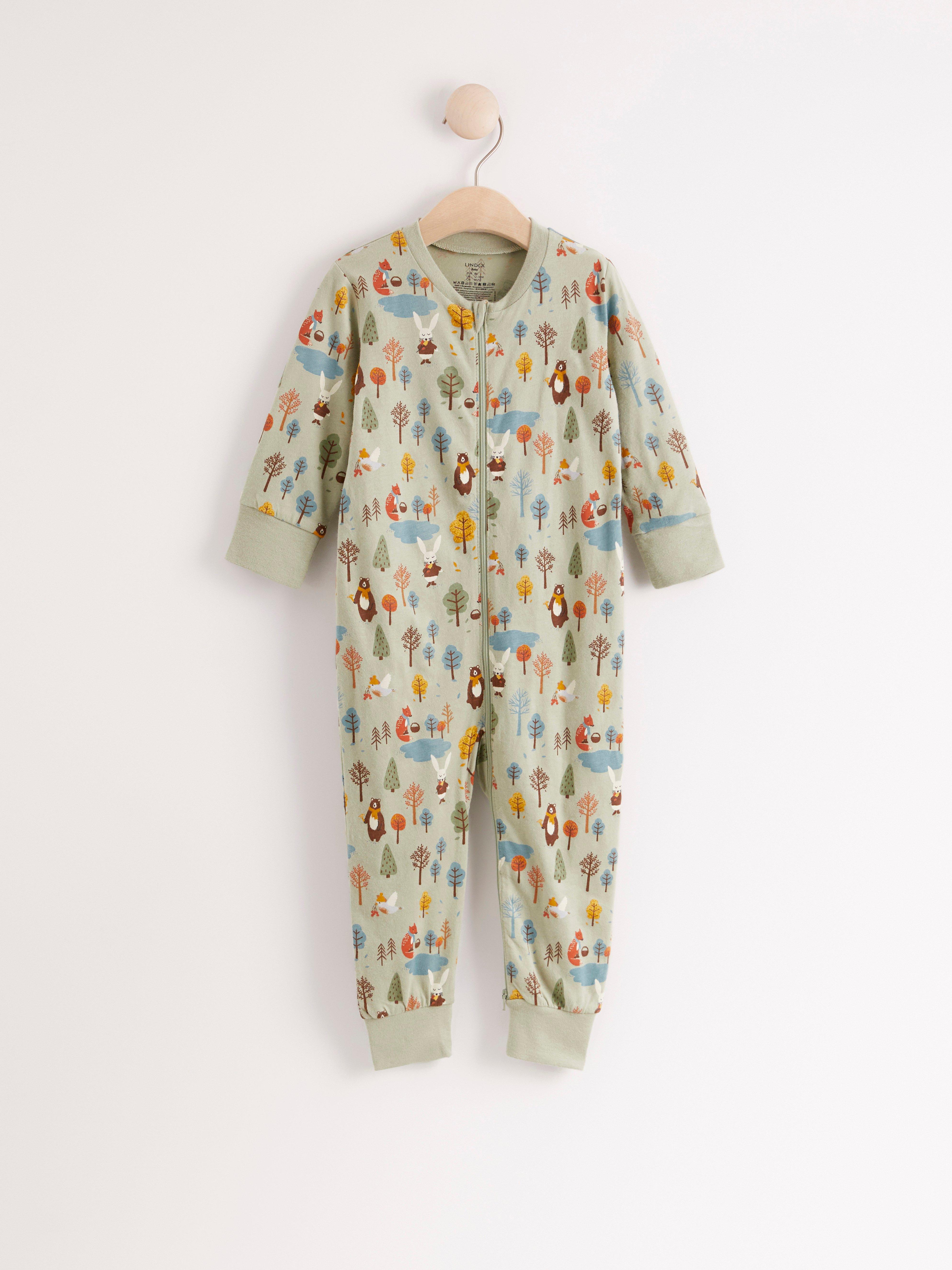 Pyjama, jossa metsäaiheinen kuviointi