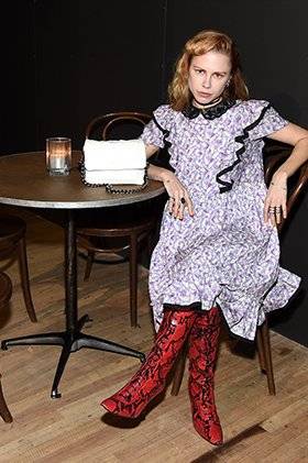 Front Row - Picture 2