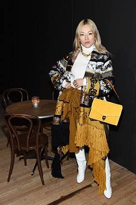 Front Row - Picture 5