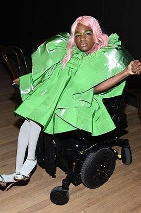 Front Row - Picture 7