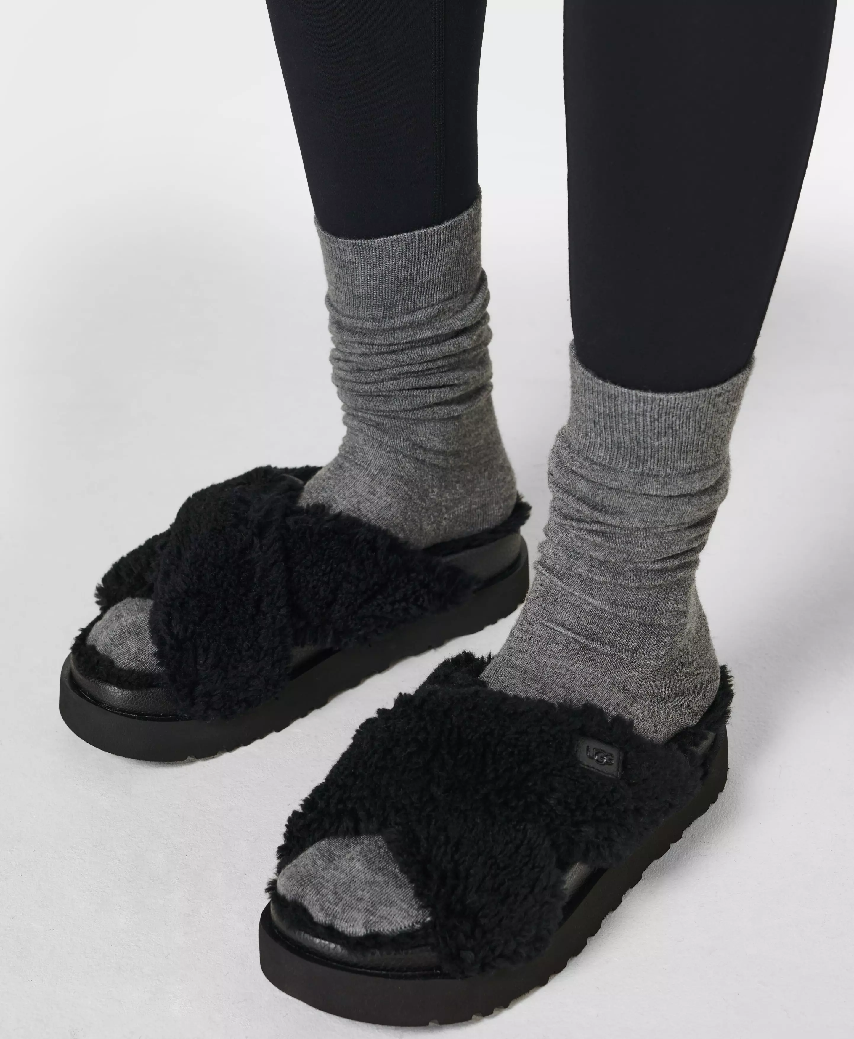 Pløje Rotere uophørlige UGG Fuzz Sugar Cross Slides - black | Women's Sneakers +Boots |  www.sweatybetty.com