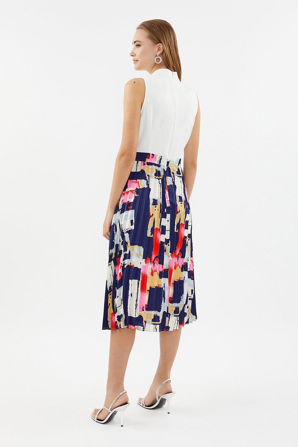 graphic pleated skirt