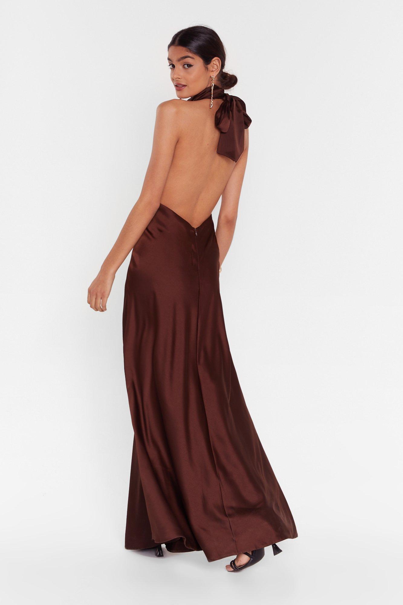 robe longue ouverte dans le dos