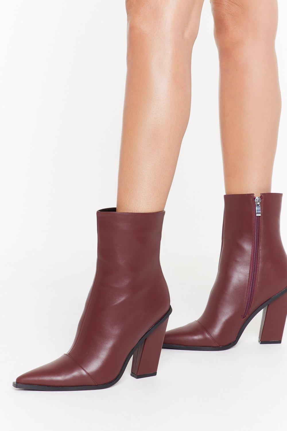 pointed boots