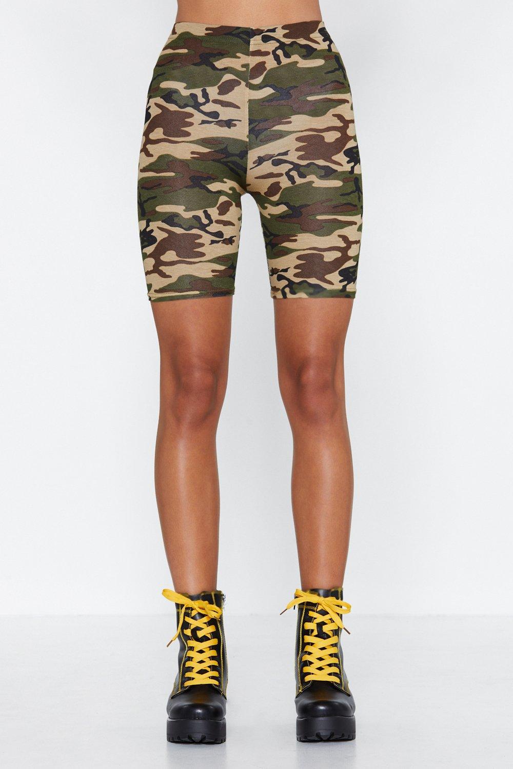 camo biker shorts outfit