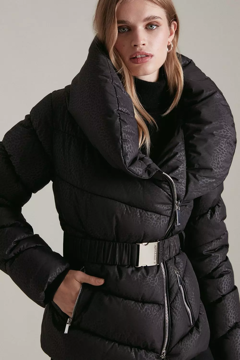 Short belted store puffer coat