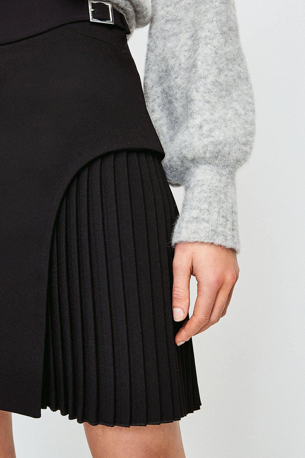 buckle pleated skirt