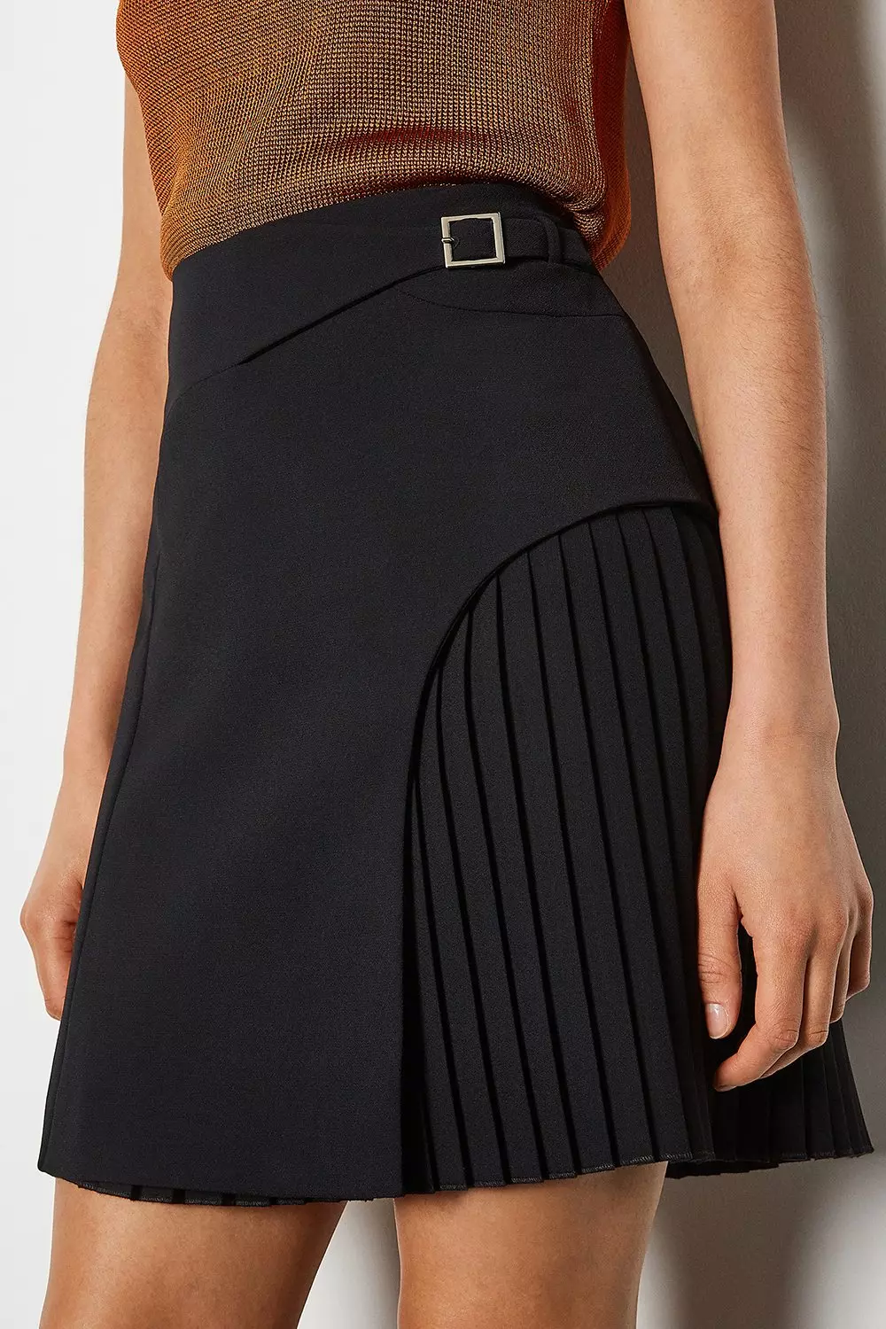 BUCKLED BOX PLEAT MIDI SKIRT - Black